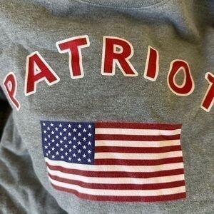 Men’s pre own as size L large crewneck Patriot sweater lightweight